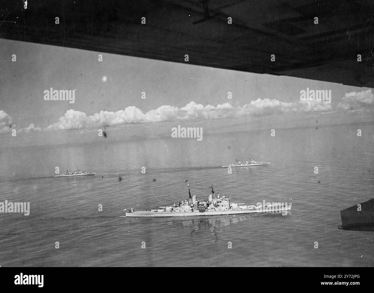 Un'ampia vista della HMS Vanguard, raffigurata da un aereo della RAF Sunderland, con la scorta di due incrociatori, mentre la grande nave salpò sul canale al largo dell'Isola di Wight questo pomeriggio. 11 maggio 1947 Foto Stock