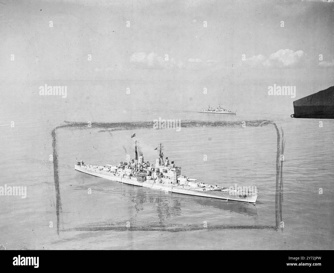 Un'ampia vista della HMS Vanguard, raffigurata da un aereo della RAF Sunderland, con la scorta di due incrociatori, mentre la grande nave salpò sul canale al largo dell'Isola di Wight questo pomeriggio. 11 maggio 1947 Foto Stock