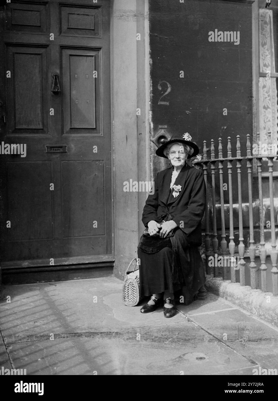 La signora Selina Blunt, che aveva 80 anni, possiede una casa georgiana di 16 stanze in Henrietta Street, Bath. Ma l'unica parte che può occupare al momento e' la porta d'ingresso. Diversi mesi fa la signorina Blunt se n'e' andata per andare in ospedale, e la casa e' stata lasciata senza occupazione. Recuperata tornò per trovare i suoi eleganti mobili vittoriani impilati in due delle stanze e due famiglie di sconosciuti saldamente installate nel resto. La sua casa per 20 anni era stata requisita e lasciata in affitto dalla società. Il signor Blunt, che gli occupanti hanno rifiutato l'ammissione, ha preso posizione sulla porta di casa, decisi a rimanere lì Foto Stock