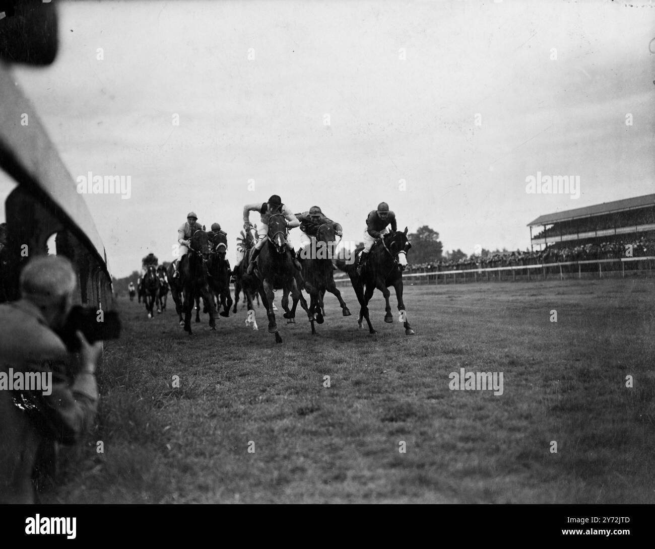 La grande "Jubilee" handicap, grande gara al Kempton Park di questo pomeriggio, è stata vinta dalla Royal Tara di Mr D Morris, guidata dall'apprendista T.Gosling. Il secondo fu Claro di Aga Khan (G.. Richards Up), con il signor F Heliss' Epi D'Or VII, terzo, guidato da P.Blanc. 10 maggio 1947 Foto Stock