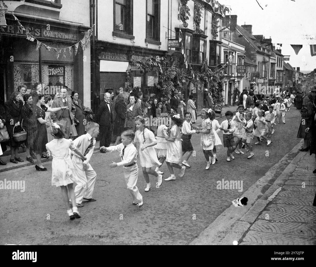 Ieri (giovedì) la centenaria danza floreale della Cornovaglia ha ripreso le strade e le case di Helston, Cornovaglia. Migliaia di spettatori hanno visitato la città per l'evento. 'Fiddle', 'violoncello, Big bass drum, Teto, sono stati forniti dalla Helston Town Band. 9 maggio 1947 Foto Stock