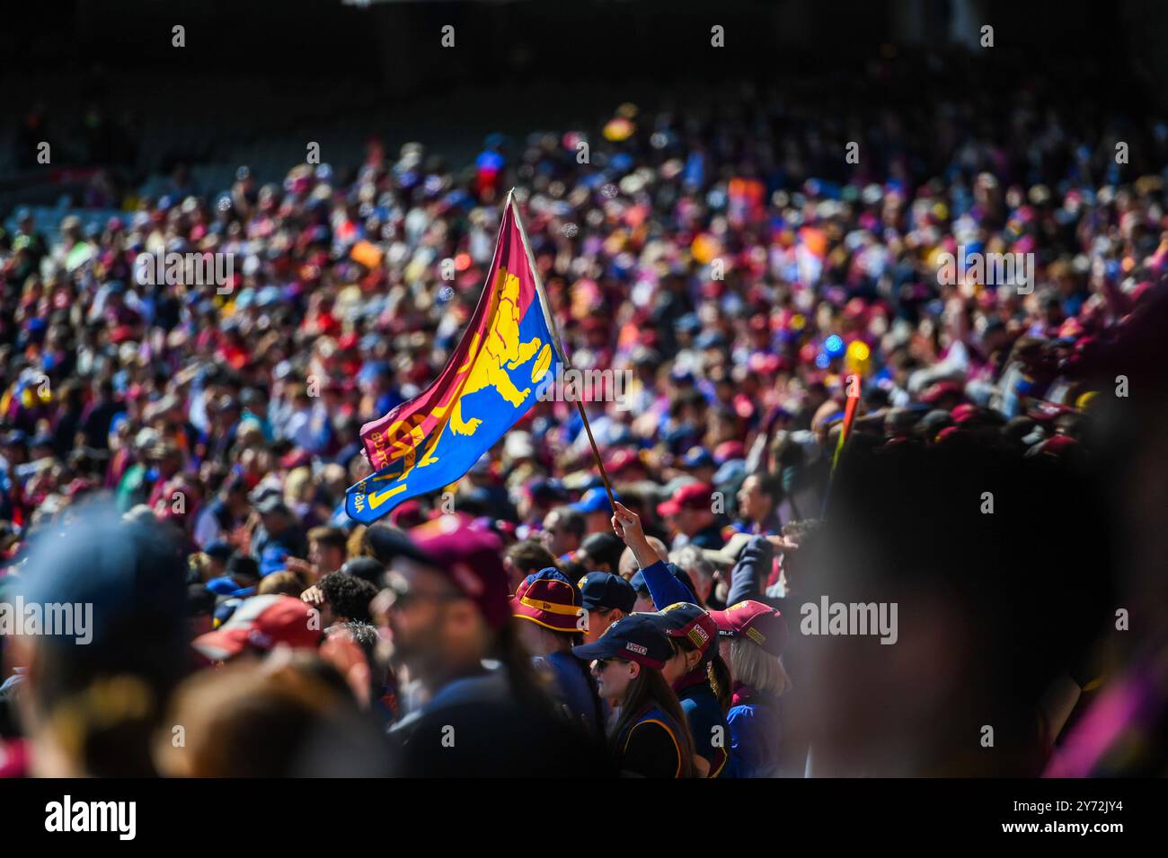 Melbourne, Australia. 27 settembre 2024. I tifosi dei Brisbane Lion si trovano al Melbourne Cricket Grounds, pronti per la Grand Final della Australian Football League. La Grand Final Parade dell'Australian Football League e il Footy Festival si svolgono nello Yarra Park di fronte al Melbourne Cricket Ground Stadium davanti all'AFL? Finalissima. L'evento offre intrattenimento per tutte le età, tra cui esibizioni dei giocatori, omaggi, AFL Play zone, musica e alcuni dei migliori food truck e bar di Melbourne. Credito: SOPA Images Limited/Alamy Live News Foto Stock