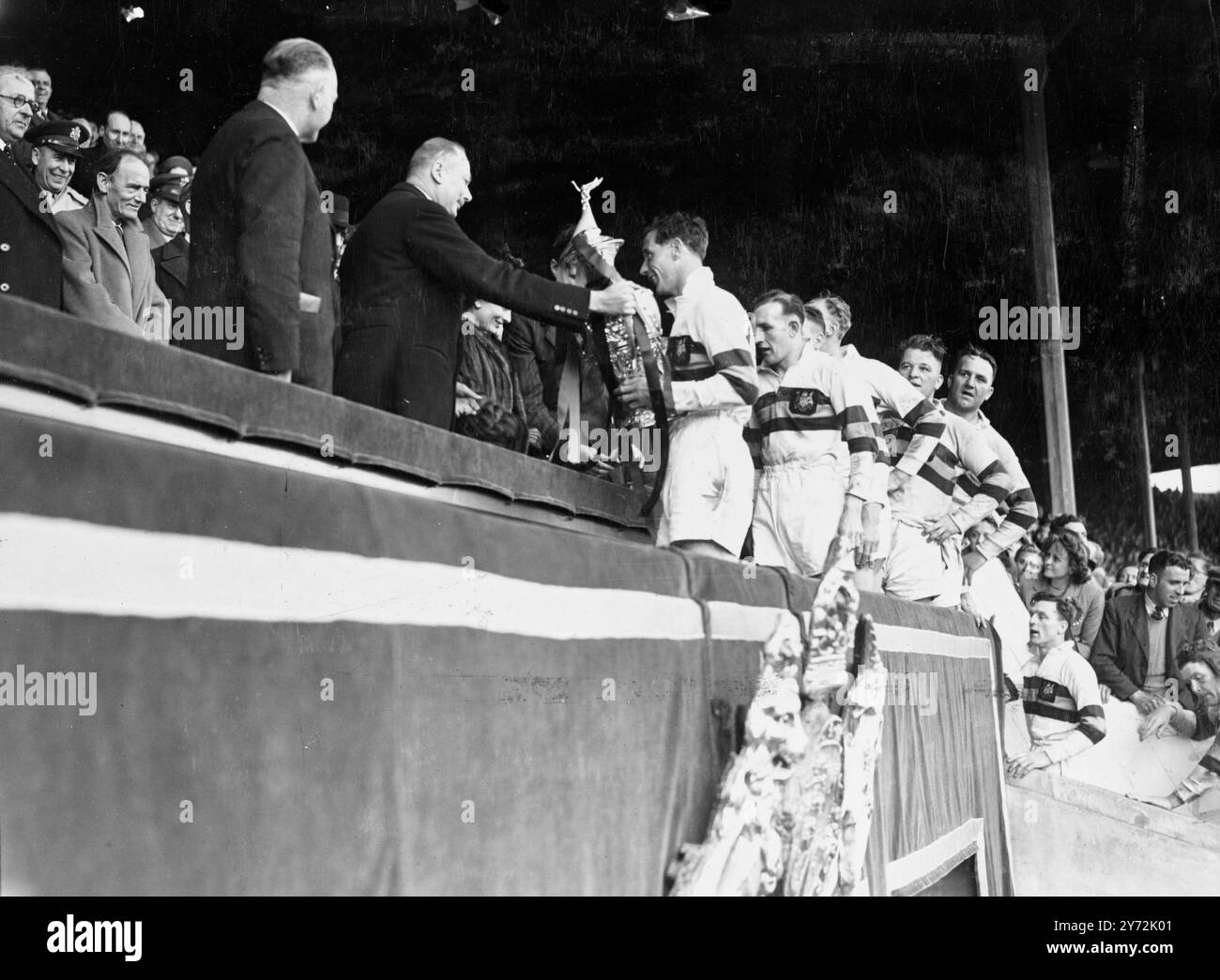 Royalty ha partecipato al Rugby Union Match al Wembley Stadium, per la prima volta quando il Leeds ha incontrato Bradford Northern nella finale di Coppa di rugby a 13. Il Duca e la Duchessa di Gloucester si stringono la mano ai giocatori prima del calcio d'inizio, e poi guardano la partita prima di presentare la coppa alla squadra vincente. Immagini: Il Duca di Gloucester presenta la coppa a E. Ward il capitano Bradford Northern dopo aver battuto Leeds a Wembley. 3 maggio 1947 Foto Stock