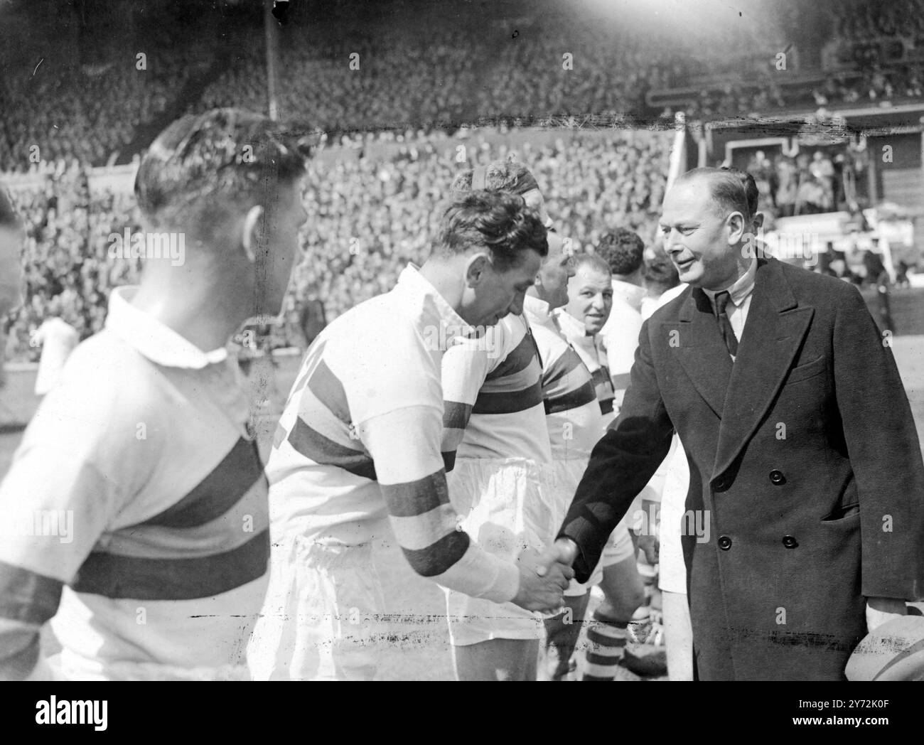 Royalty ha partecipato al Rugby Union Match al Wembley Stadium, per la prima volta quando il Leeds ha incontrato Bradford Northern nella finale di Coppa di rugby a 13. Il Duca e la Duchessa di Gloucester si stringono la mano ai giocatori prima del calcio d'inizio, e poi guardano la partita prima di presentare la coppa alla squadra vincente. Immagini: Il Duca di Glouster stringe la mano alla squadra Bradford Northern prima della partita a Wembley. 3 maggio 1947 Foto Stock
