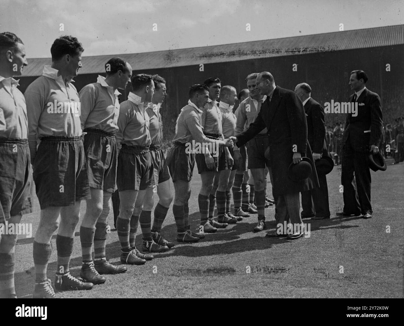 Royalty ha partecipato al Rugby Union Match al Wembley Stadium, per la prima volta quando il Leeds ha incontrato Bradford Northern nella finale di Coppa di rugby a 13. Il Duca e la Duchessa di Gloucester si stringono la mano ai giocatori prima del calcio d'inizio, e poi guardano la partita prima di presentare la coppa alla squadra vincente. Immagini: Il Duca di Glouster stringe la mano alla squadra di Leeds prima del match a Wembley. 3 maggio 1947 Foto Stock