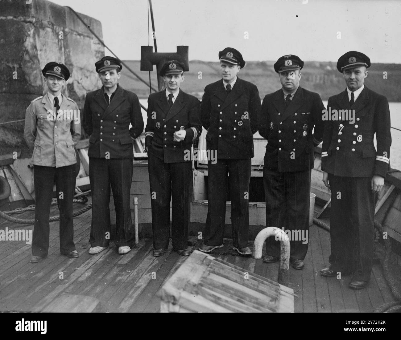 I prigionieri di guerra tedeschi fuggono in Eire. Un gruppo di 15 prigionieri di guerra di nazionalità tedesca, composto da sei ufficiali, altri otto ranghi e un civile, sbarcò a Kinsale, Contea di Cork, Eire, sabato scorso, dopo essere fuggito da St Nazaire, Francia. Fuggirono su un bastone da pesca e salparono per 300 miglia ad ovest prima di girare a nord per dirigersi verso l'Eire. Le immagini mostrano alcuni degli ufficiali tedeschi che sono fuggiti. 23 gennaio 1946 Foto Stock