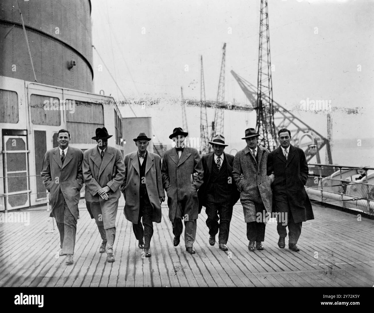 La squadra della United States Walker Cup arrivò a Southampton con la Queen Elizabeth. Ogni membro ha portato 50 sterline di cibo con lui e il team ha intenzione di condividerlo con il team britannico. La partita si svolge a St Andrews il 16 e 17 maggio. Foto: La squadra statunitense Walker Cup fotografata all'arrivo sulla Queen Elizabeth da sinistra a destra; G. Hamer, S.E.Bishop, C.W. Littlefield, F. Ouimet, Smiley Quick, Skee Reigel e M. Ward. 2 maggio 1947 Foto Stock