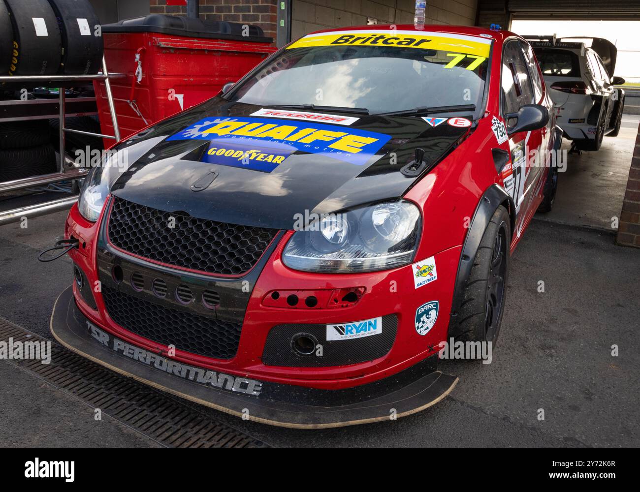 Mark Jones / Robert Ellick, Volkswagen Golf Mk5, 2023 Rower Britcar Championship Racer nel garage paddock, Snetterton, Norfolk, Regno Unito Foto Stock