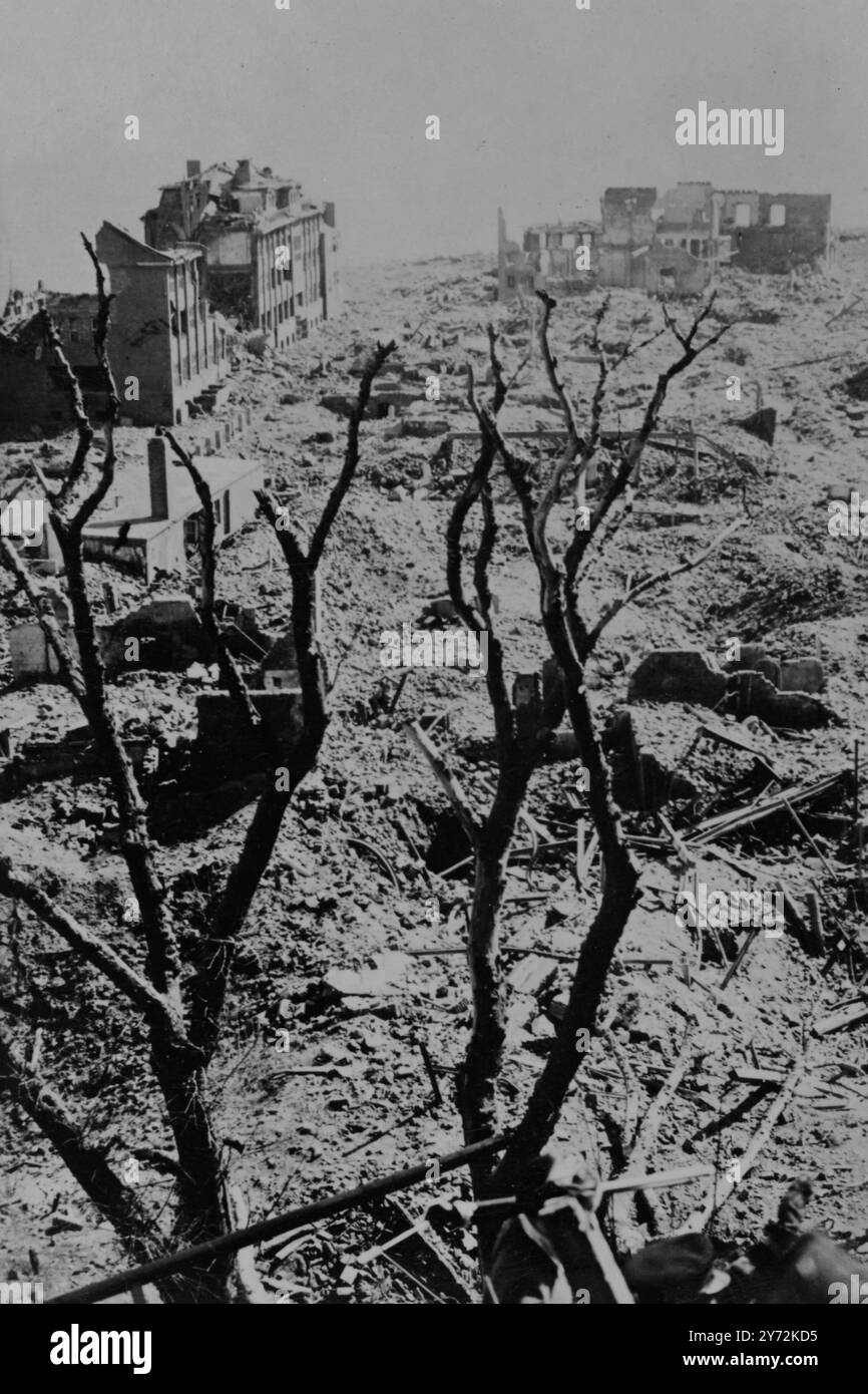 Le 6800 tonnellate di esplosivo ad alto contenuto esplosivo utilizzate per spurgare Heligoland dalle mappe murali del futuro hanno fatto bene il loro lavoro. I gruppi di sbarco che visitavano la fortezza dell'isola per indagare sui risultati della demolizione di venerdì trovarono tutte le possenti opere di guerra di Hitler ridotte a macerie inutili. I pennarelli da 12 piedi per U-boat da cui i sottomarini tedeschi predavano la navigazione nel Mare del Nord sono stati abbattuti oltre le batterie di cannoni di riconoscimento in cima all'isola sono scomparsi anche se non lo erano mai stati. Heligoland, una cosa del passato era deserta anche dagli uccelli. 21 aprile 1947 Foto Stock