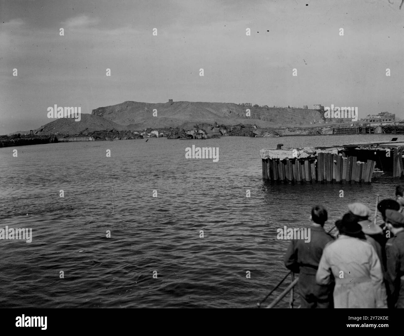 Le 6800 tonnellate di esplosivo ad alto contenuto esplosivo utilizzate per spurgare Heligoland dalle mappe murali del futuro hanno fatto bene il loro lavoro. I gruppi di sbarco che visitavano la fortezza dell'isola per indagare sui risultati della demolizione di venerdì trovarono tutte le possenti opere di guerra di Hitler ridotte a macerie inutili. I pennarelli da 12 piedi per U-boat da cui i sottomarini tedeschi predavano la navigazione nel Mare del Nord sono stati abbattuti oltre le batterie di cannoni di riconoscimento in cima all'isola sono scomparsi anche se non lo erano mai stati. Heligoland, una cosa del passato era deserta anche dagli uccelli. 21 aprile 1947 Foto Stock