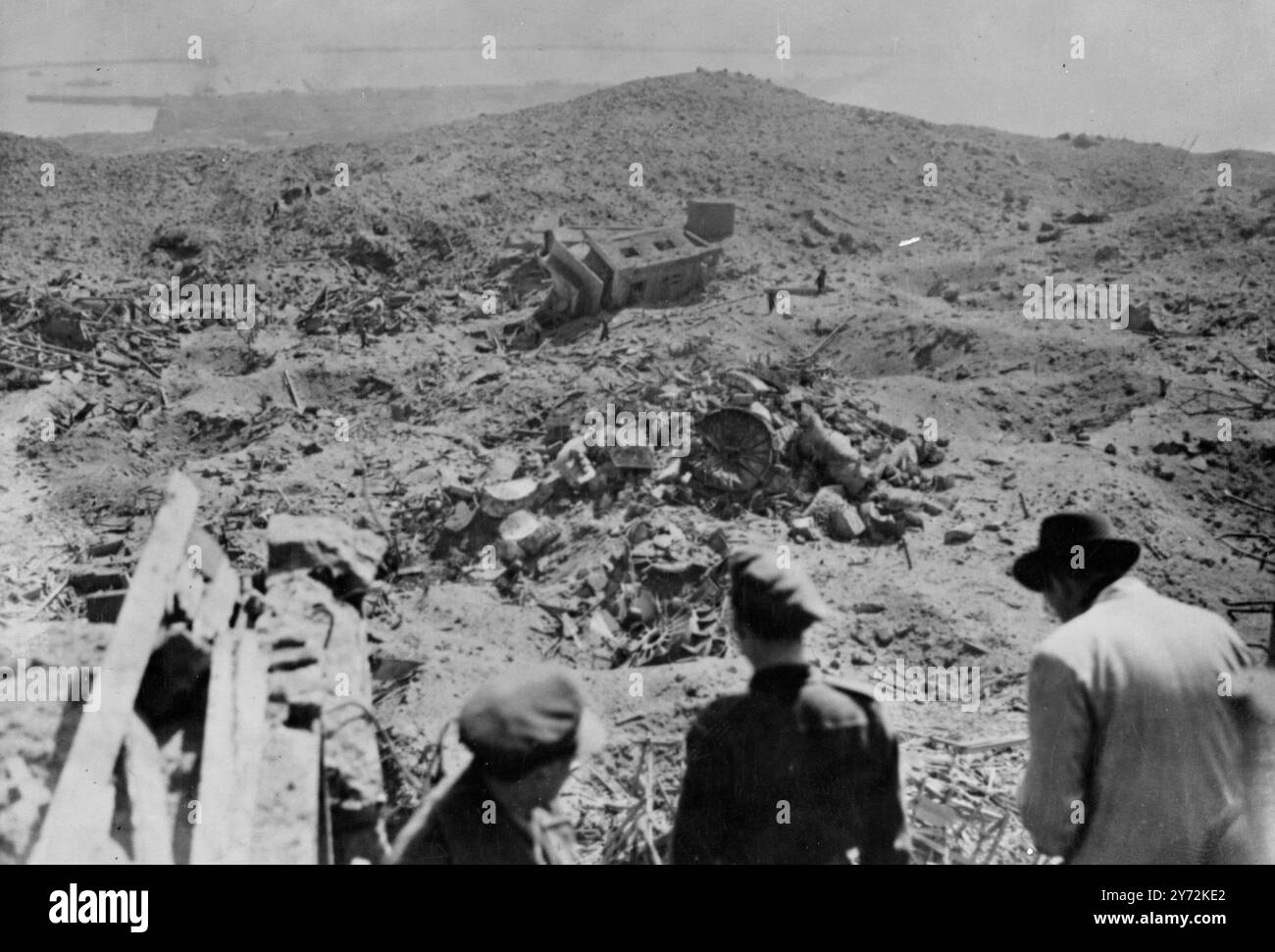 Le 6800 tonnellate di esplosivo ad alto contenuto esplosivo utilizzate per spurgare Heligoland dalle mappe murali del futuro hanno fatto bene il loro lavoro. I gruppi di sbarco che visitavano la fortezza dell'isola per indagare sui risultati della demolizione di venerdì trovarono tutte le possenti opere di guerra di Hitler ridotte a macerie inutili. I pennarelli da 12 piedi per U-boat da cui i sottomarini tedeschi predavano la navigazione nel Mare del Nord sono stati abbattuti oltre le batterie di cannoni di riconoscimento in cima all'isola sono scomparsi anche se non lo erano mai stati. Heligoland, una cosa del passato era deserta anche dagli uccelli. 21 aprile 1947 Foto Stock