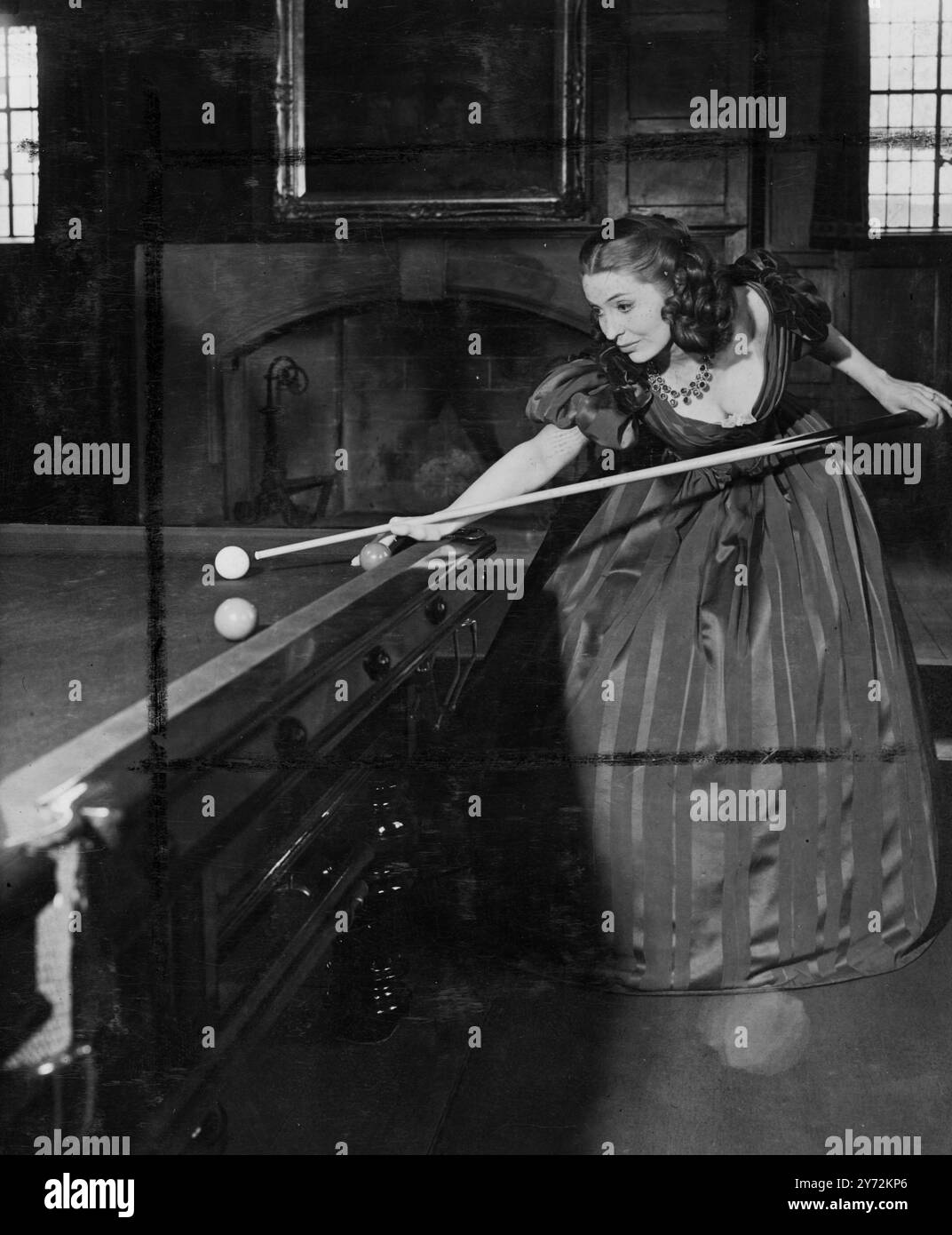 Anche la star del cinema inglese Valerie Hobson è una star sul tavolo da biliardo. Tanto che è stata eletta presidente della Women's snooker and Billiards Association of Great Britain. Valerie, una giocatrice mancina, che ora sta giocando al fianco di Stewart Granger nella produzione Cineguild Technicolor "Blanche Fury", mette gran parte del suo tempo fuori dal set ai Pinewood Studios praticando sui tavoli lì. 16 aprile 1947 Foto Stock