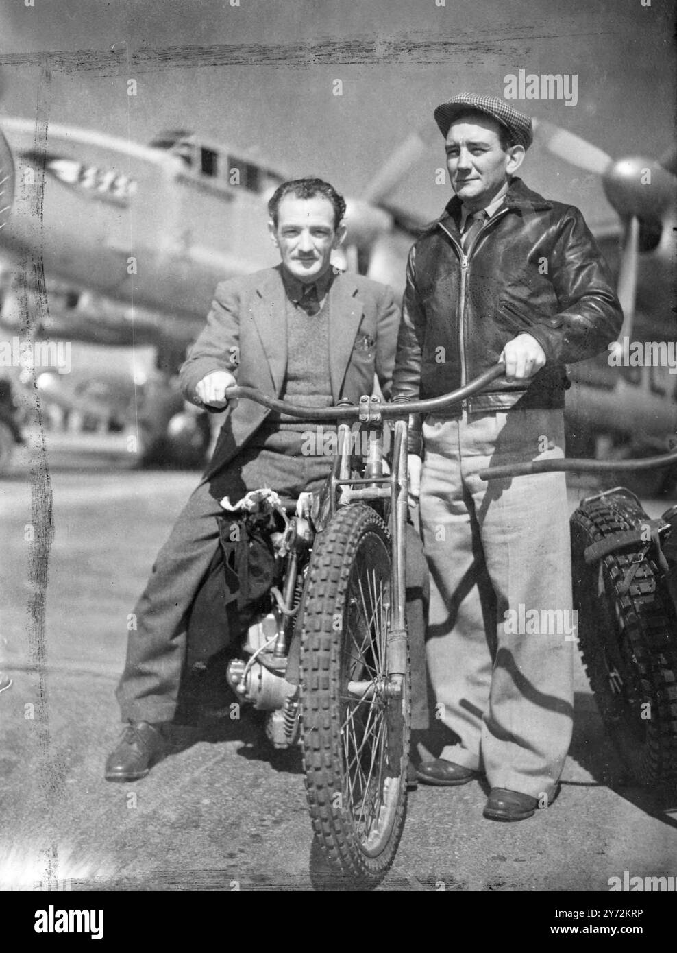 4 dei Leading Speedway Riders australiani, che andranno a Harringay, sono arrivati oggi con le loro macchine all'aeroporto di Londra. Sono i fratelli Rick e Ray Duggan, Frank Dolan e Cliff Parkinson. L'immagine mostra: VIC Duggan (in bici) con suo fratello Ray. 11 aprile 1947 Foto Stock