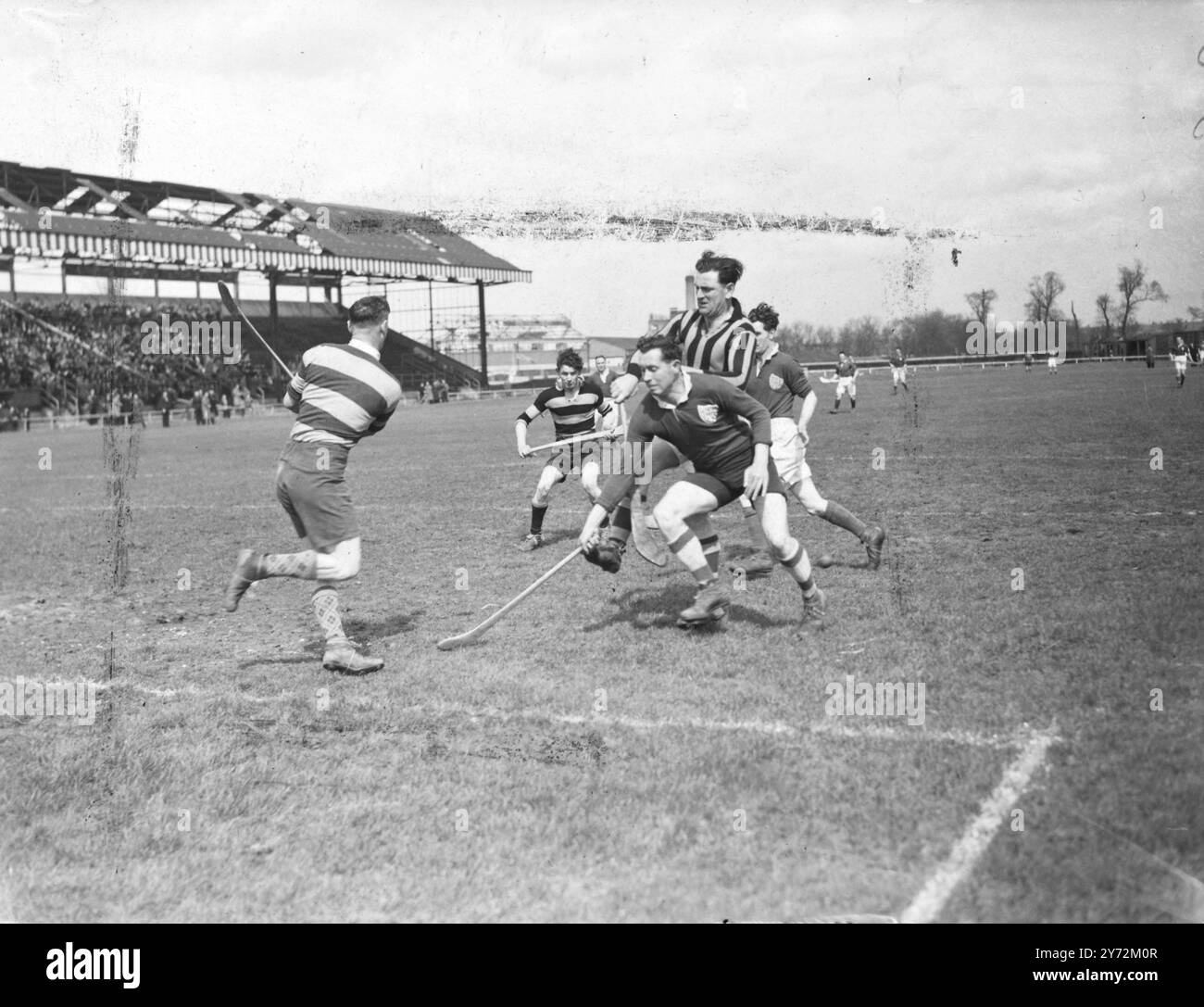 20.000 spettatori, la maggior parte degli irlandesi, sono arrivati oggi allo stadio Mitchum per vedere il lunedì di Pasqua vincere la partita di calcio tra Kerry, campioni di calcio gaelico irlandese e detentori del Cavan dell'associazione benefica londinese. La palla è stata lanciata in gioco da sua Eminenza Cardinale Griffin, Arcivescovo di Westminster. Le regole del gioco richiedono un lungo apprendistato di studio. I giocatori possono gestire la palla, ma non è consentito affrontare come nel rugby. Tiri in porta segnando 3 punti, quelli sopra la traversa un punto. Il gioco è tipicamente irlandese nella sua durezza; ogni squadra porta 3 uomini di riserva in caso di Foto Stock