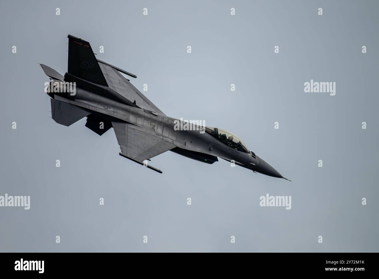 Il capitano Taylor "FEMA" Hiester, comandante e pilota dell'F-16 Viper Demonstration Team, esegue una manovra a triplo rollio durante il Sanicole Int Foto Stock