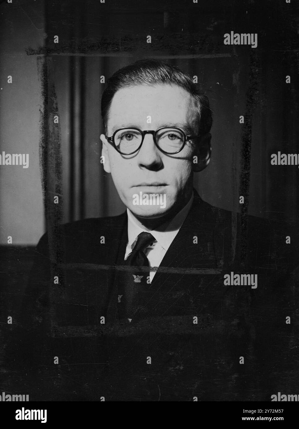 Una nuova foto del tenente colonnello Frank Byers, deputato liberale per North Dorset e frusta capo del partito. 32 anni, il colonnello Byers fu educato alla Westminster School e a Christchurch, Oxford, dove ottenne la laurea con lode in politica, filosofia ed economia. Quando scoppiò la guerra, fu elencato come soldato privato, fu commissionato alla Royal Artillery nel marzo 1940. Ha prestato servizio nel deserto Occidentale, Sicilia, Italia, Francia, Belgio, Olanda e Germania. Oltre alle decorazioni britanniche è Cavaliere della Legion d'onore e detiene le palme Croix de Guerre. È stato eletto al suo seggio nella g Foto Stock