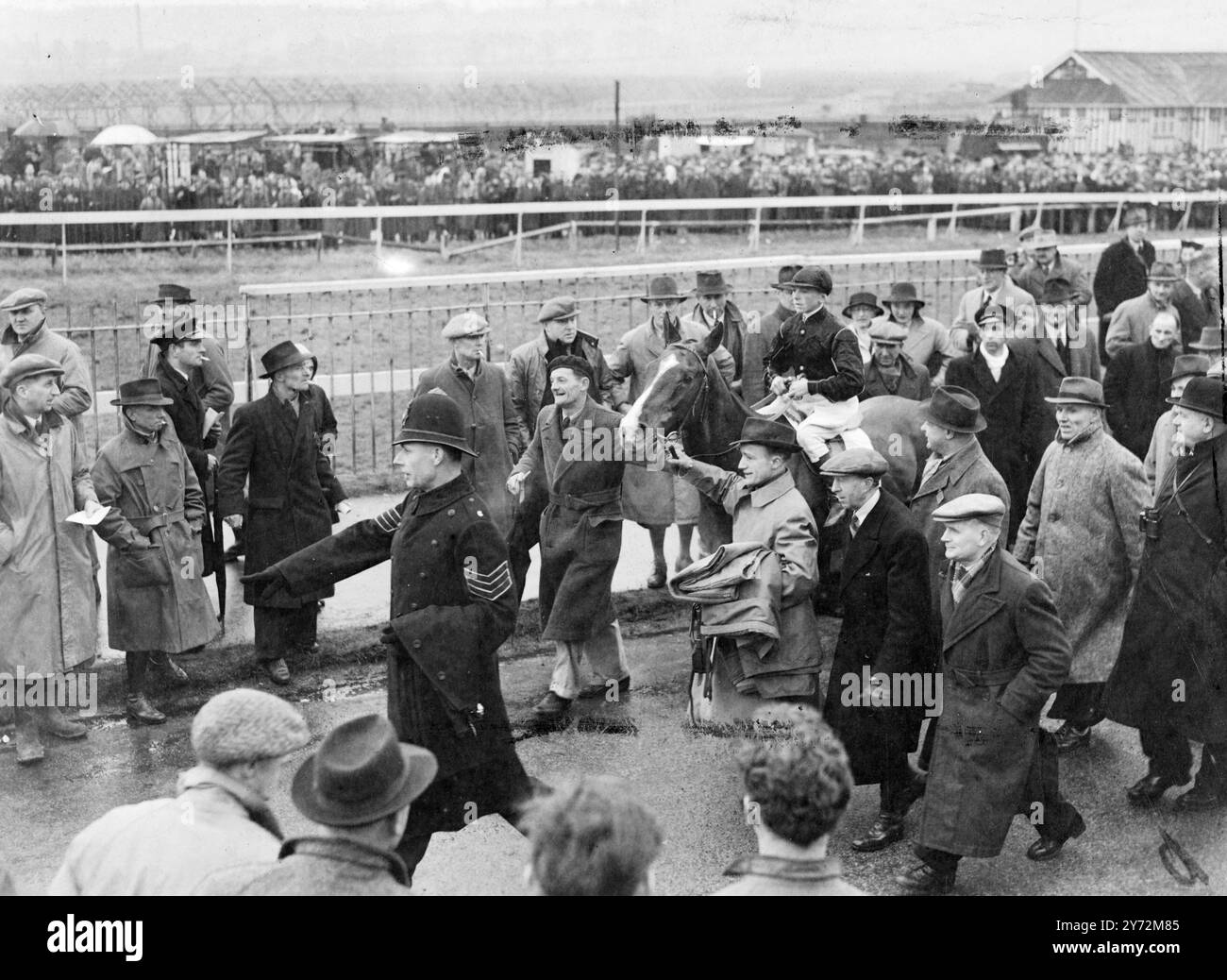 In una delle finali più emozionanti viste per l'handicap del Lincolnshire, la cappella del fantino esterno 100 a 1, cavalcata da un'e-mail Sir, una per collo e testa dal libro persiano e Querneuville, oggi. La gara, che era stata eseguita per la prima volta in assoluto il percorso a giro, doveva essere iniziata in fila a causa del grande campo di 46 cavalli. 26 marzo 1947 Foto Stock
