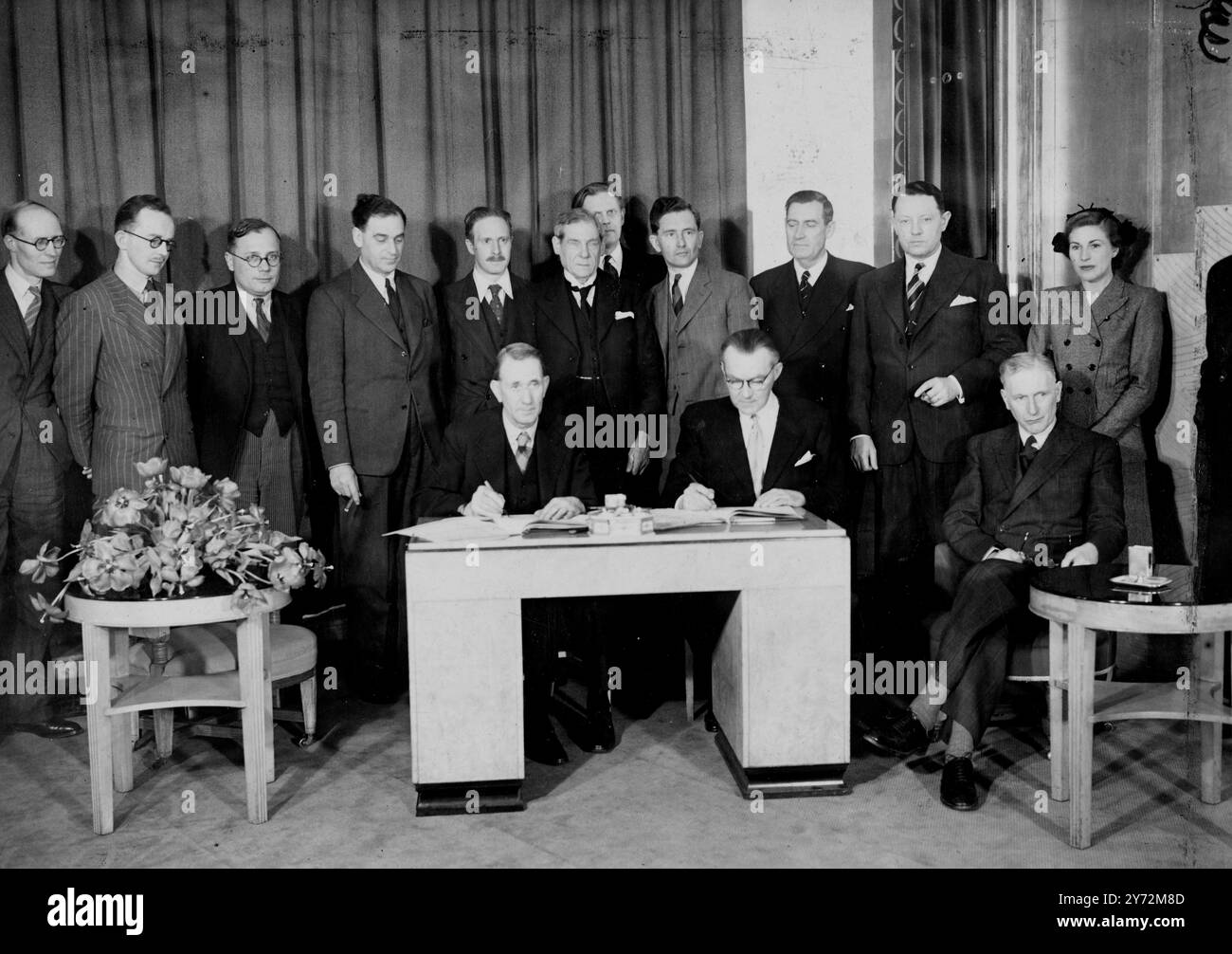 La RT Hon Alfred Barnes, M.. P, ministro dei trasporti, a nome di H.. Governo M e sig. I Hysing Olsen, C.. BE, capo della missione norvegese di trasporto e transito a Londra, a nome del governo norvegese, questo pomeriggio ha firmato un accordo tra i due paesi in cui, per tutte le principali richieste di risarcimento pendenti derivanti dal noleggio in tempo di guerra a H.. M il governo delle navi mercantili norvegesi è autorizzato. I sinistri e i crediti controversi sono approssimativamente equivoci, l'importo totale da pagare è di circa 21/2 milioni di sterline. L'immagine mostra: La R.. Alfred barnes M.. P, stringendo la mano al signor i Hysing Olsen, Foto Stock