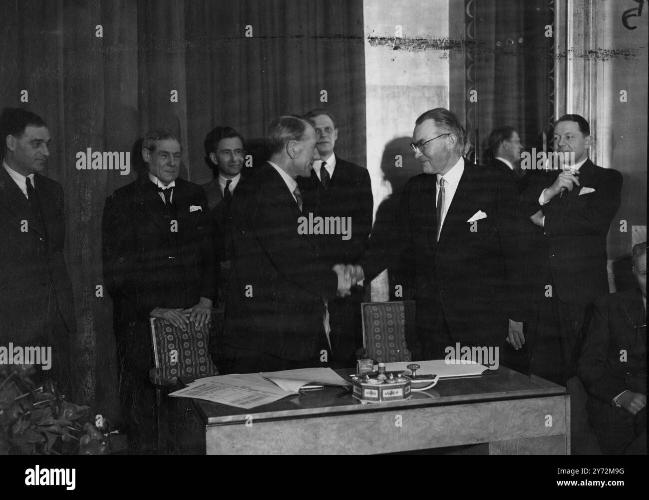 La RT Hon Alfred Barnes, M.. P, ministro dei trasporti, a nome di H.. Governo M e sig. I Hysing Olsen, C.. BE, capo della missione norvegese di trasporto e transito a Londra, a nome del governo norvegese, questo pomeriggio ha firmato un accordo tra i due paesi in cui, per tutte le principali richieste di risarcimento pendenti derivanti dal noleggio in tempo di guerra a H.. M il governo delle navi mercantili norvegesi è autorizzato. I sinistri e i crediti controversi sono approssimativamente equivoci, l'importo totale da pagare è di circa 21/2 milioni di sterline. L'immagine mostra: La R.. Alfred barnes M.. P, stringendo la mano al signor i Hysing Olsen, Foto Stock