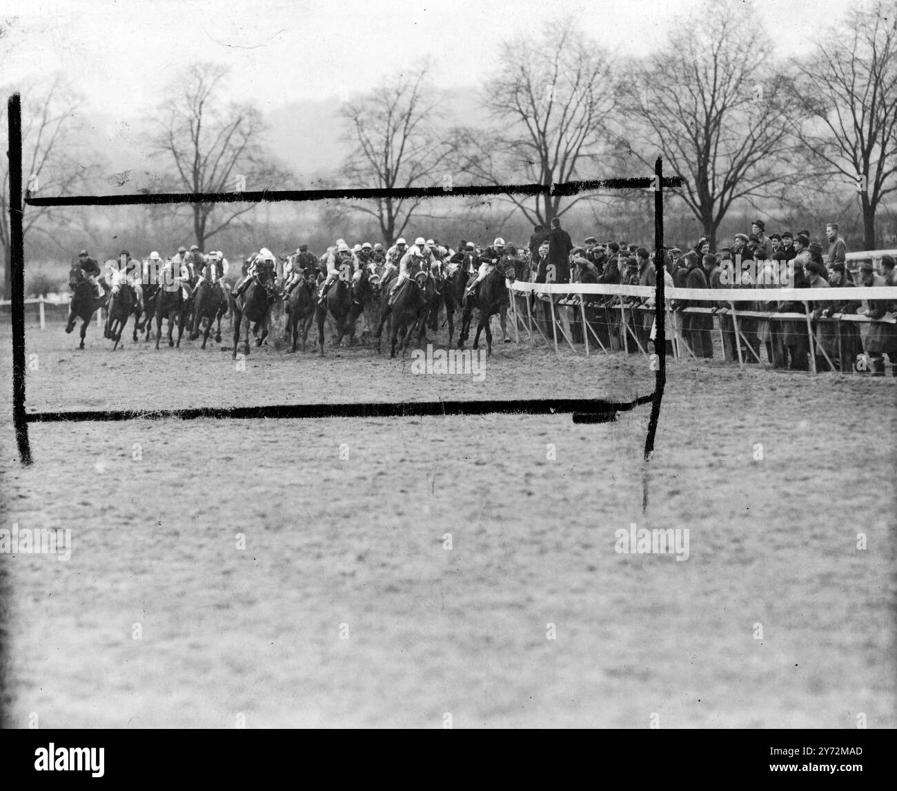In una delle finali più emozionanti viste per l'handicap del Lincolnshire, la cappella del fantino esterno 100 a 1, cavalcata da un'e-mail Sir, una per collo e testa dal libro persiano e Querneuville, oggi. La gara, che era stata eseguita per la prima volta in assoluto il percorso a giro, doveva essere iniziata in fila a causa del grande campo di 46 cavalli. 26 marzo 1947 Foto Stock