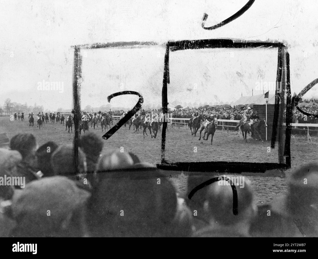 In una delle finali più emozionanti viste per l'handicap del Lincolnshire, la cappella del fantino esterno 100 a 1, cavalcata da un'e-mail Sir, una per collo e testa dal libro persiano e Querneuville, oggi. La gara, che era stata eseguita per la prima volta in assoluto il percorso a giro, doveva essere iniziata in fila a causa del grande campo di 46 cavalli. 26 marzo 1947 Foto Stock