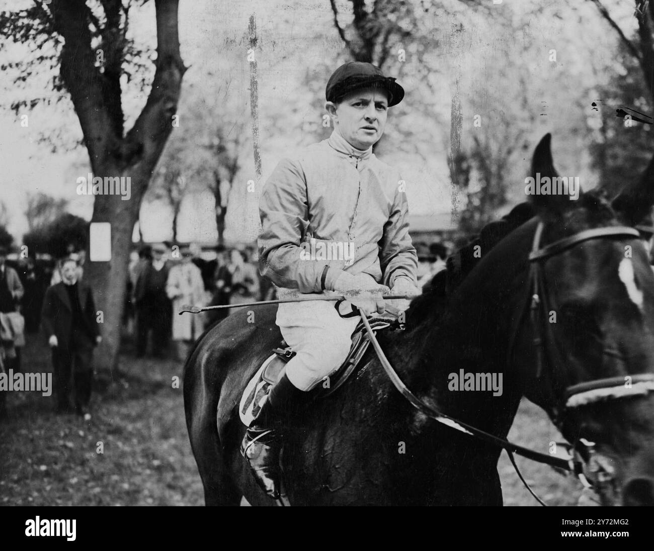 Molti occhi e cuori seguiranno le sorti del fantino Edgar Britt in pochi minuti di domani pomeriggio, quando scrive a Saunders Prince Charles in quell'handicap del Lincolnshire. Questo cavallo di 4 anni porta 8 pietre 1 libbra e potrebbe trovare il andando adatto alla sua resistenza e al suo grano. Jockey Britt, nato in Australia, non ha bisogno di presentazioni. È ben noto come il fantino di punta del maharaja Gaekwar di Baroda; di cui è anche un aiutante di campo. Qui è in un nuovo quadro. 25 marzo 1947 Foto Stock