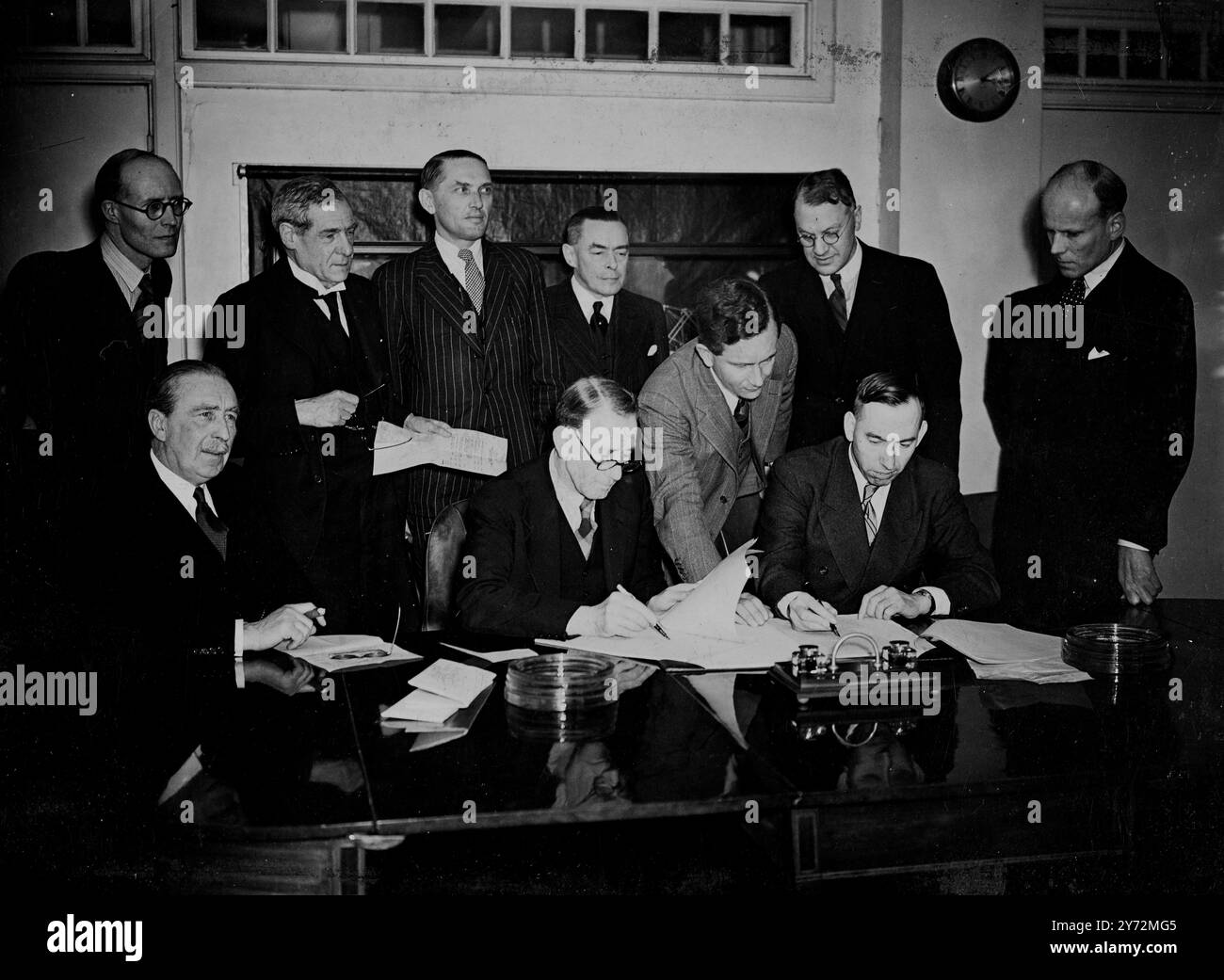 Disponibilità a pagare all'Olanda 8 1/2 milioni di sterline in virtù di un accordo firmato oggi a Londra, per risolvere la maggior parte degli obblighi derivanti dall'uso da parte della Gran Bretagna di navi mercantili olandesi durante il muro. Circa la metà della somma era destinata alla riparazione, al ricondizionamento e alla riconversione di grandi navi passeggeri che venivano utilizzate come troopship Immagini fotografate alla firma dell'accordo al Ministero dei trasporti, Londra oggi sono (da sinistra a destra) Gonkheer Michiels van Zerduyen, RT Hon Alfred barnes; Dr H Vos, Mr F. C Hampden, Sir Cyril Hurcomb, M.. J Oyevaar, M.. J Nieuwenhuys, M Foto Stock
