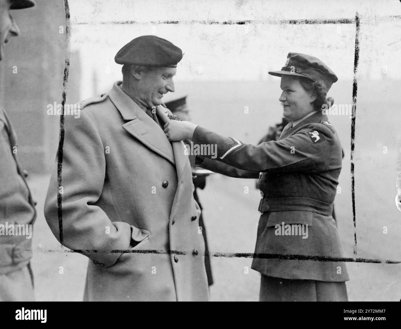 Il feldmaresciallo visconte Montgomery di Alamein, capo dello stato maggiore imperiale, questa mattina ha visitato il quartier generale del comando orientale a Hounslow, Middlesex. Tenente colonnello Sir Evelyn Barker, GoRPC, i NC, comando orientale, recentemente GoRPC, Palestina, fece la sua prima apparizione da quando assunse il suo nuovo comando. Spettacoli fotografici: Un frammento di shamrock del giorno di San Patrizio viene presentato al feldmaresciallo Montgomery dalla privata Evelyn Kavanagh. 17 marzo 1947 Foto Stock