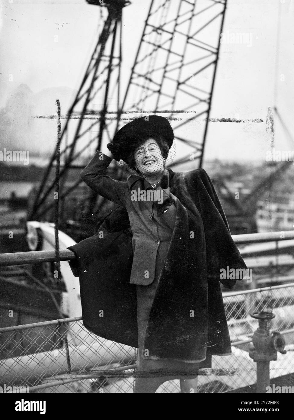 Constance Collier, di origine britannica, nota attrice che è andata a Hollywood più di 30 anni fa, è tornata oggi in Inghilterra a bordo della linea Queen Elizabeth, che è ormeggiata a Southampton questa mattina. Miss Collier comparirà nella produzione britannica di 'An Ideal Husband' con Paulette Goddard. 13 marzo 1947 Foto Stock