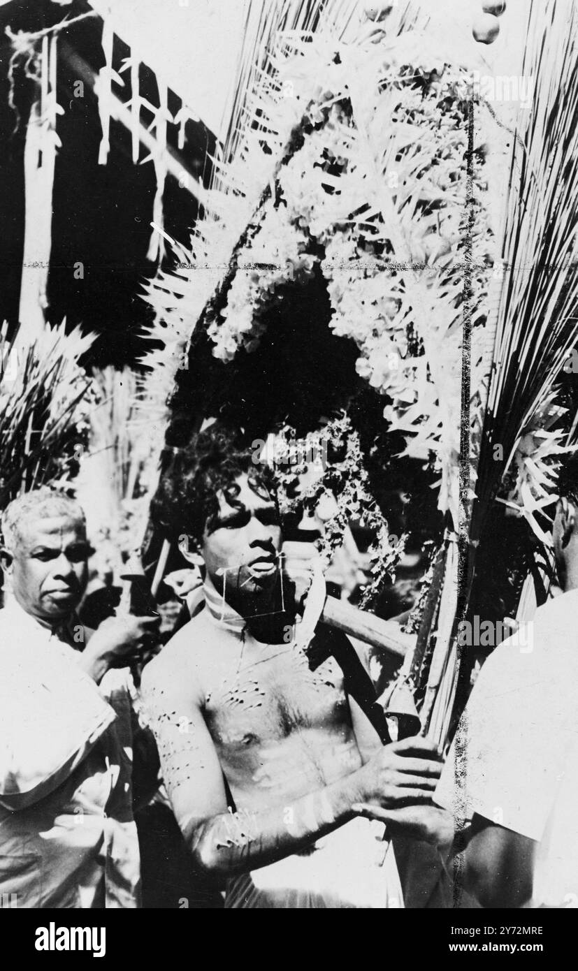 [Didascalia originale] - - lo stesso uomo visto dal davanti con le spille d'argento attaccate al petto, alle braccia e alle gambe. - 15 marzo 1947 Foto Stock