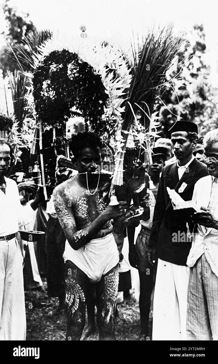 [Didascalia originale] - - lo stesso uomo visto dal davanti con le spille d'argento attaccate al petto, alle braccia e alle gambe. - 15 marzo 1947 Foto Stock