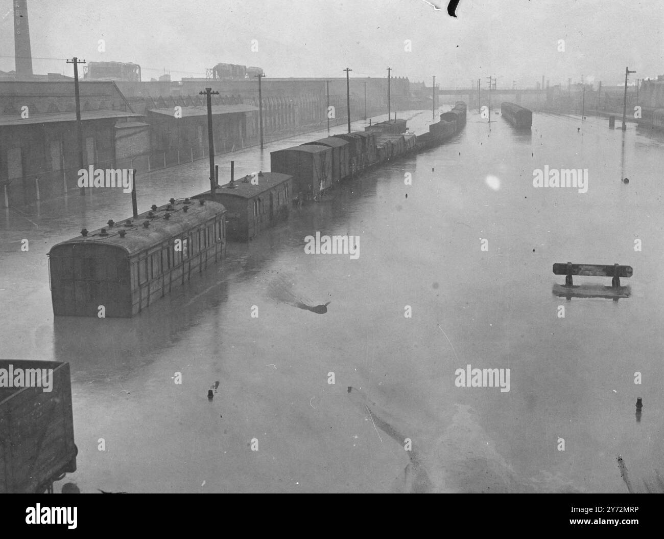 Le diffuse inondazioni nell'est e nel nord-est di Londra e ai confini occidentali dell'Essex hanno portato alla crisi 2 milioni di londinesi. La grande Lea Bridge Water Works è stata messa quasi fuori uso dall'acqua alluvionale che ha sommerso molti dei letti filtranti, e sono stati introdotti metodi di emergenza di approvvigionamento da parte di carri idrici mobili. Molte strade sono allagate e i proprietari di case sono stati costretti a spostarsi al piano superiore di camere invase dall'acqua profonda al piano terra. 15 marzo 1947 Foto Stock