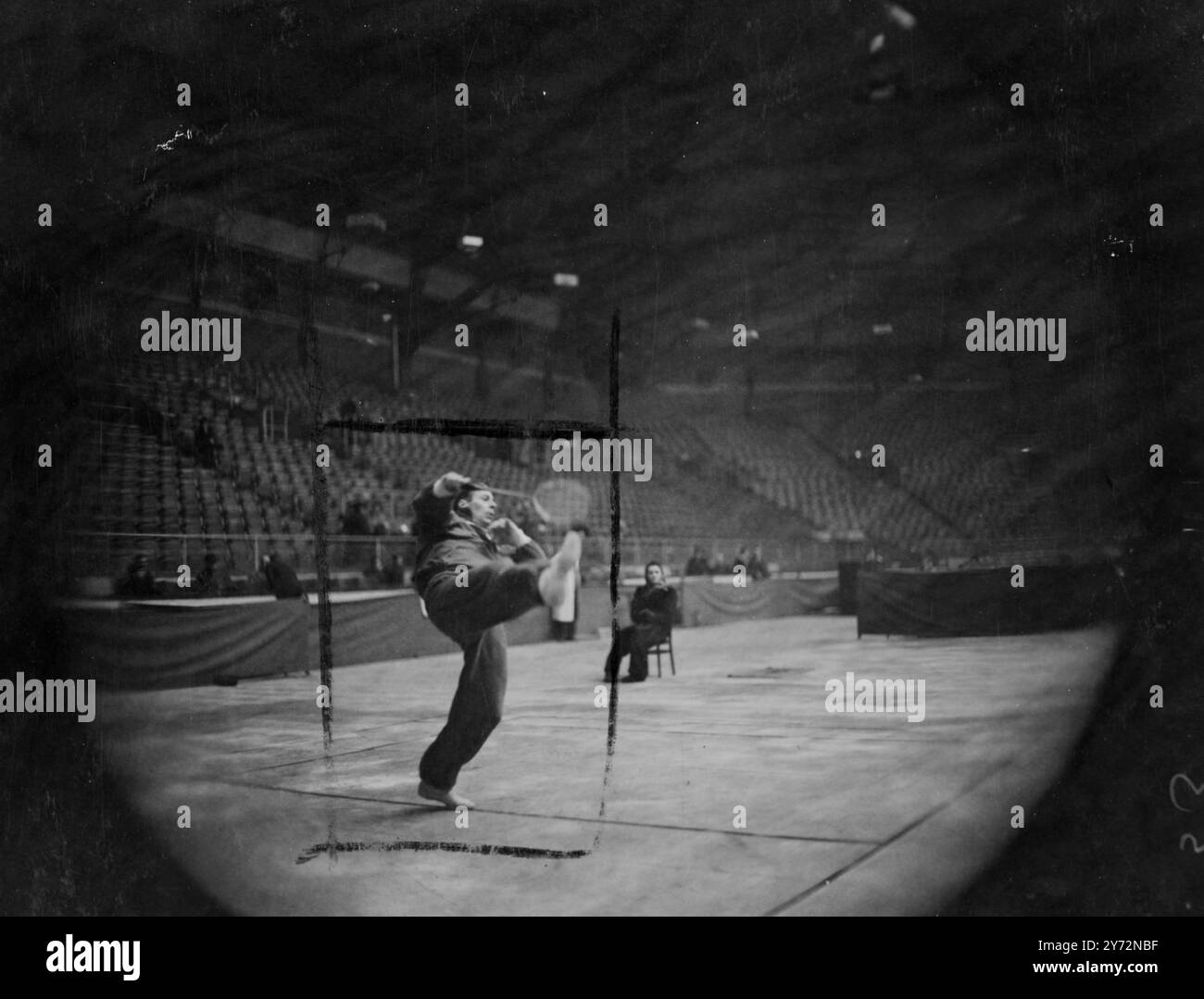 Ginnastica nel campionato di Badminton. Helge Paulsson, svedese, si mette in pratica con la sua "tuta zoot" per uccidere un pallavolo contro N B Radford, britannico, negli ultimi otto dei singoli maschili dell'All England Championships di Harringay, oggi, venerdì. Ha perso. Tuttavia, dopo tre partite. 7 marzo 1947 Foto Stock