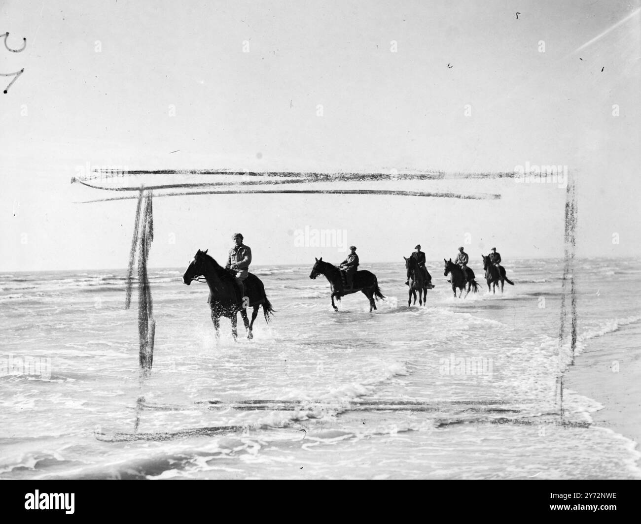 I cavalli da corsa si allenano sulla sabbia. Alcuni dei principali cavalli da corsa britannici, incapaci di allenarsi sui soliti terreni, hanno usato la sabbia di Bognor Regis, nel Sussex, durante questo recente periodo di maltempo. Spettacoli fotografici, Prattler, un ingresso per il Grand National conduce una serie di cavalli per un esercizio mattutino sulla sabbia di Bognor Regis. 26 febbraio 1947 Foto Stock