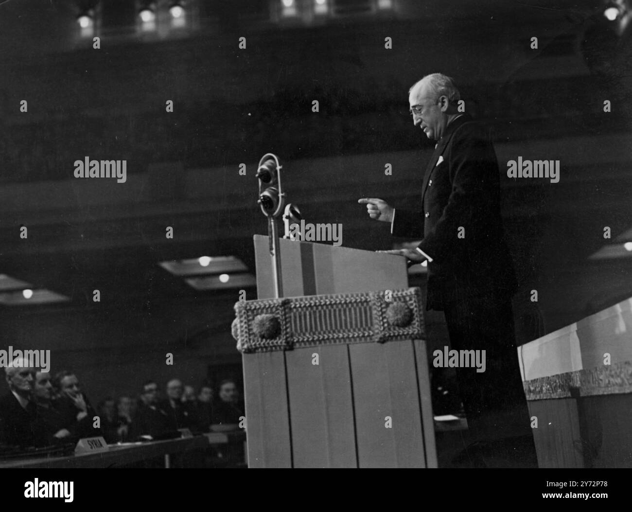 Il Segretario di Stato Byrnes si rivolge ai delegati. James F Byrnes, Segretario di Stato degli Stati Uniti, è stato il primo oratore questo pomeriggio (lunedì) alla Central Hall di Westminster, quando l'ONU ha discusso la relazione della commissione preparatoria dell'Assemblea generale dell'Organizzazione delle Nazioni Unite. Spettacoli fotografici, il mio Byrnes si rivolge ai delegati questo pomeriggio. (Lunedì). 14 gennaio 1946 Foto Stock