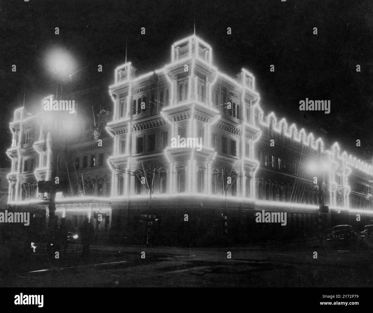 Città della luce. Un tripudio di luce è salito a città del Capo per salutare i visitatori reali. Un esempio sorprendente dell'illuminazione della città fu l'edificio della stazione ferroviaria di Adderley Street. 19 febbraio 1947 Foto Stock