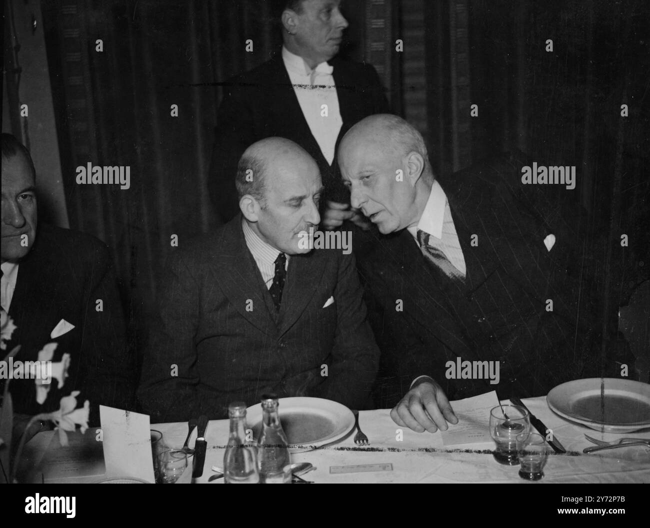 Una mancia calda in una giornata fredda? Con il budget Day che si avvicina, ci si chiede cosa Hugh Dalton, Cancelliere dello Scacchiere, stia sussurrando così confidenzialmente nell'orecchio di Sir Harry Railing, Presidente e Direttore congiunto della General Electric Company. Immagine di oggi (mercoledì) dal 2° pranzo annuale della British Refrigeration Association presso le Connaught Rooms, Londra. 19 febbraio 1947 Foto Stock
