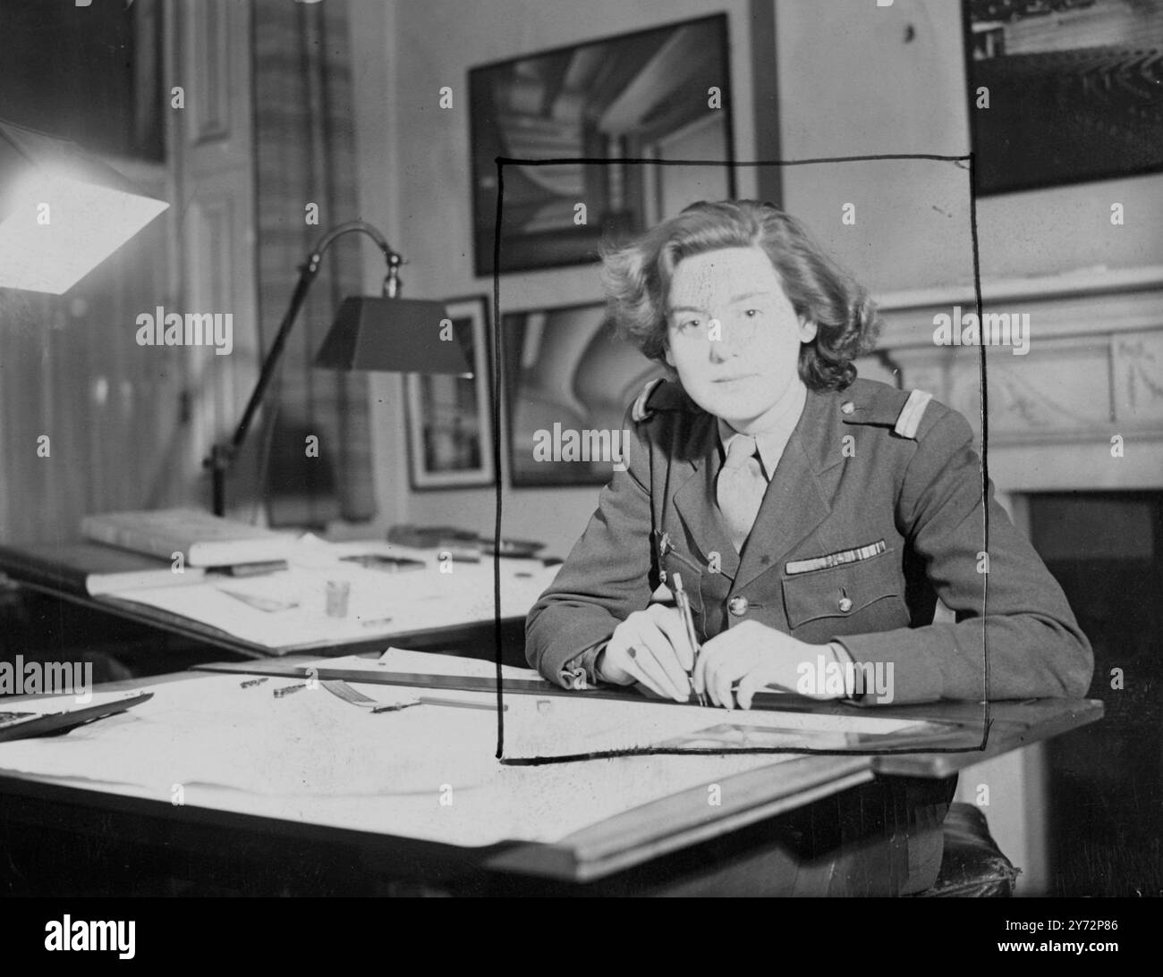 Eroina dell'esercito francese, uno dei suoi fidanzati. La signorina Jacqueline Cromie, che due anni fa è stata decorata come Cavaliere della Legion d'Onore e Croix De Guerre con Star, per l'eroismo durante gli anni della guerra, si è fidanzata con Michael Copeland Worster, oggi (giovedì). Miss Cromie, il cui padre è un architetto londinese, è stata rifiutata dalla WAAF, quando si è offerta volontaria all'inizio della guerra, perché sua madre è francese. Fu ferita e fatta prigioniera e infine liberata e tornò al servizio. Spettacoli fotografici, una foto recente della signorina Jacqueline Cromie che ha annunciato il fidanzamento oggi. 1 Foto Stock