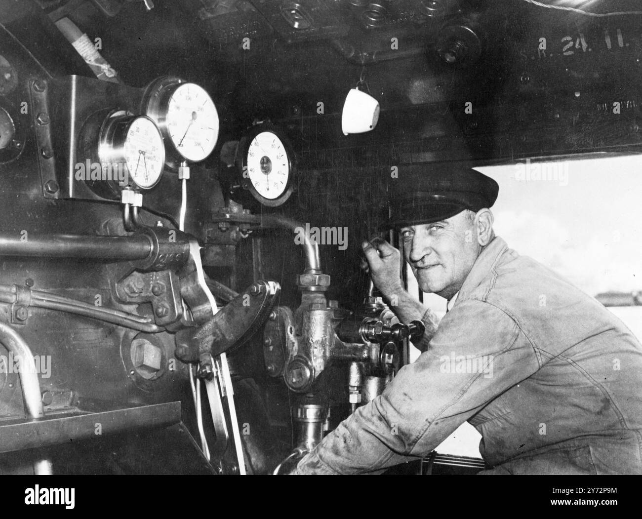 Macchinista del treno reale. Signor JJ Kruger, visto ai comandi della locomotiva che attirerà lo scintillante White Royal Train, quando lascerà Capetown portando la famiglia reale nel loro lungo viaggio in Sudafrica. Ha l'onore di essere selezionato come il primo autista di molti che saranno impiegati durante il Royal Tour. 19 febbraio 1947 Foto Stock