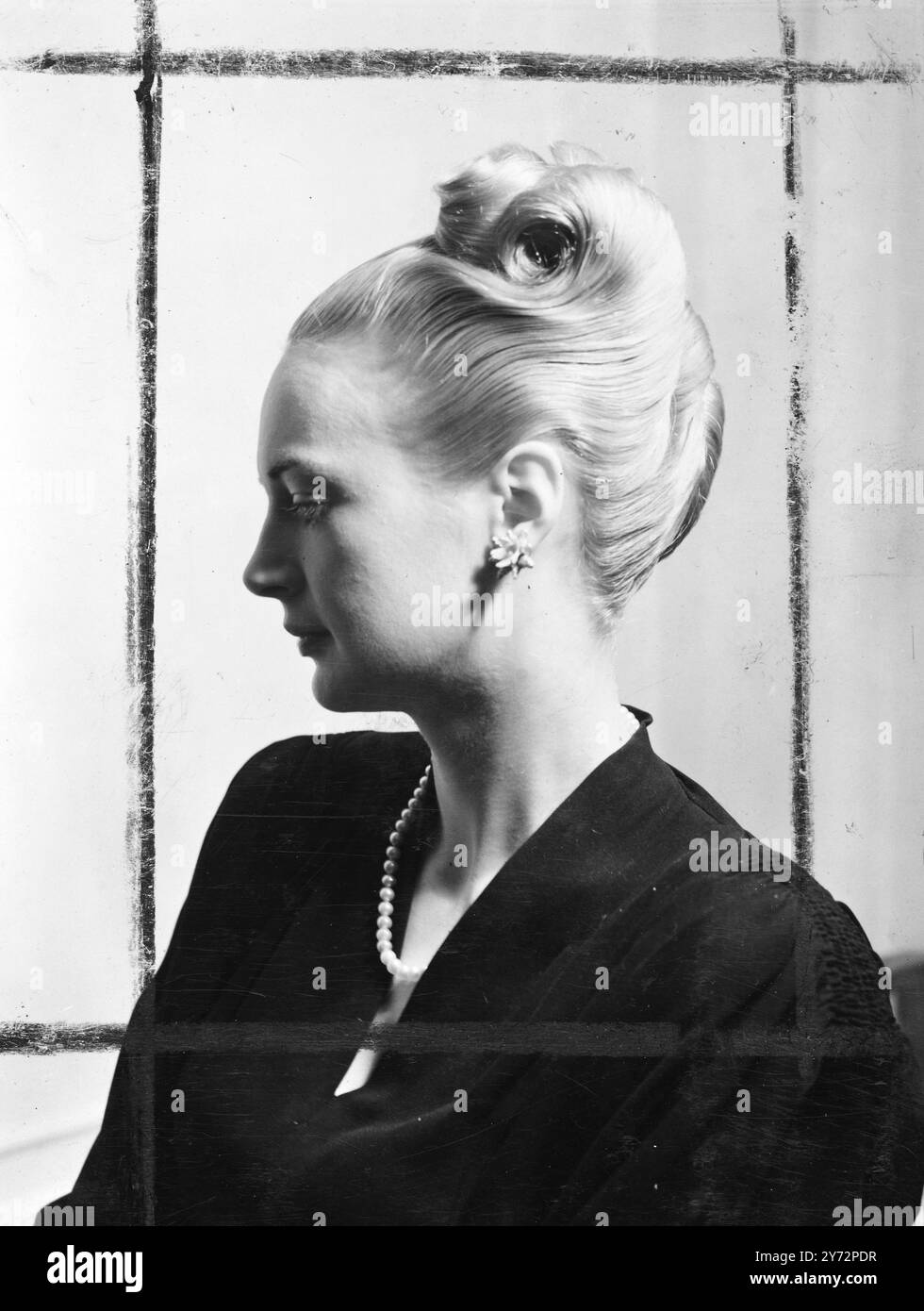 L'elfo nei capelli lo fa. "Puck", una nuova veste primaverile disegnata da Michel di Londra, ritrae l'elfo in un effetto simile, che, secondo le previsioni, diventerà un nuovo titolo di moda. Con le nuove acconciature, l'uso dei capelli artificiali è decisamente "fuori" a favore di impostazioni più corte e adattabili. "Puck" è stato progettato su capelli di lunghezza non superiore a 6 pollici. 11 febbraio 1947 Foto Stock