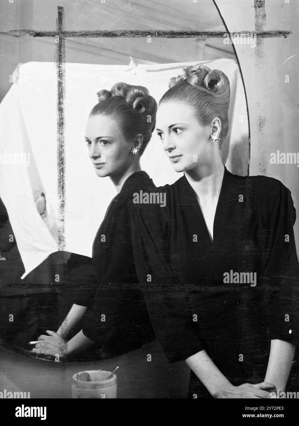 L'elfo nei capelli lo fa. "Puck", una nuova veste primaverile disegnata da Michel di Londra, ritrae l'elfo in un effetto simile, che, secondo le previsioni, diventerà un nuovo titolo di moda. Con le nuove acconciature, l'uso dei capelli artificiali è decisamente "fuori" a favore di impostazioni più corte e adattabili. "Puck" è stato progettato su capelli di lunghezza non superiore a 6 pollici. 11 febbraio 1947 Foto Stock