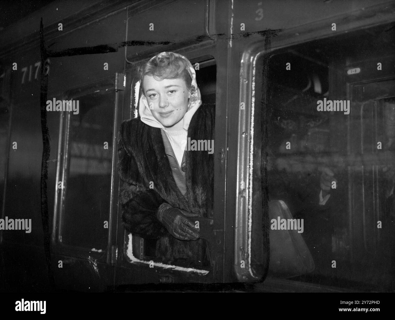 Glynis prende il raffreddore. Glynis Johns, star del cinema e del palcoscenico gallese, ha lasciato Waterloo oggi a bordo del treno in barca "Queen Elizabeth". Sta andando in America per un mese di vacanza nella speranza che l'Atlantico possa far saltare via il brutto freddo che, per il momento, ha quasi sconfitto la sua famosa voce husky. Anche se non è un impegno fermo, Sir Alexander Korda ha suggerito che dovrebbe visitare "certe persone” a New York e Los Angeles, chi o perché, Glynis non dirà. Spettacoli fotografici, Glynis Johns dice addio dalla sua carrozza sul treno QE a Waterloo, Londra, questa mattina, mercoledì. 29 gennaio Foto Stock