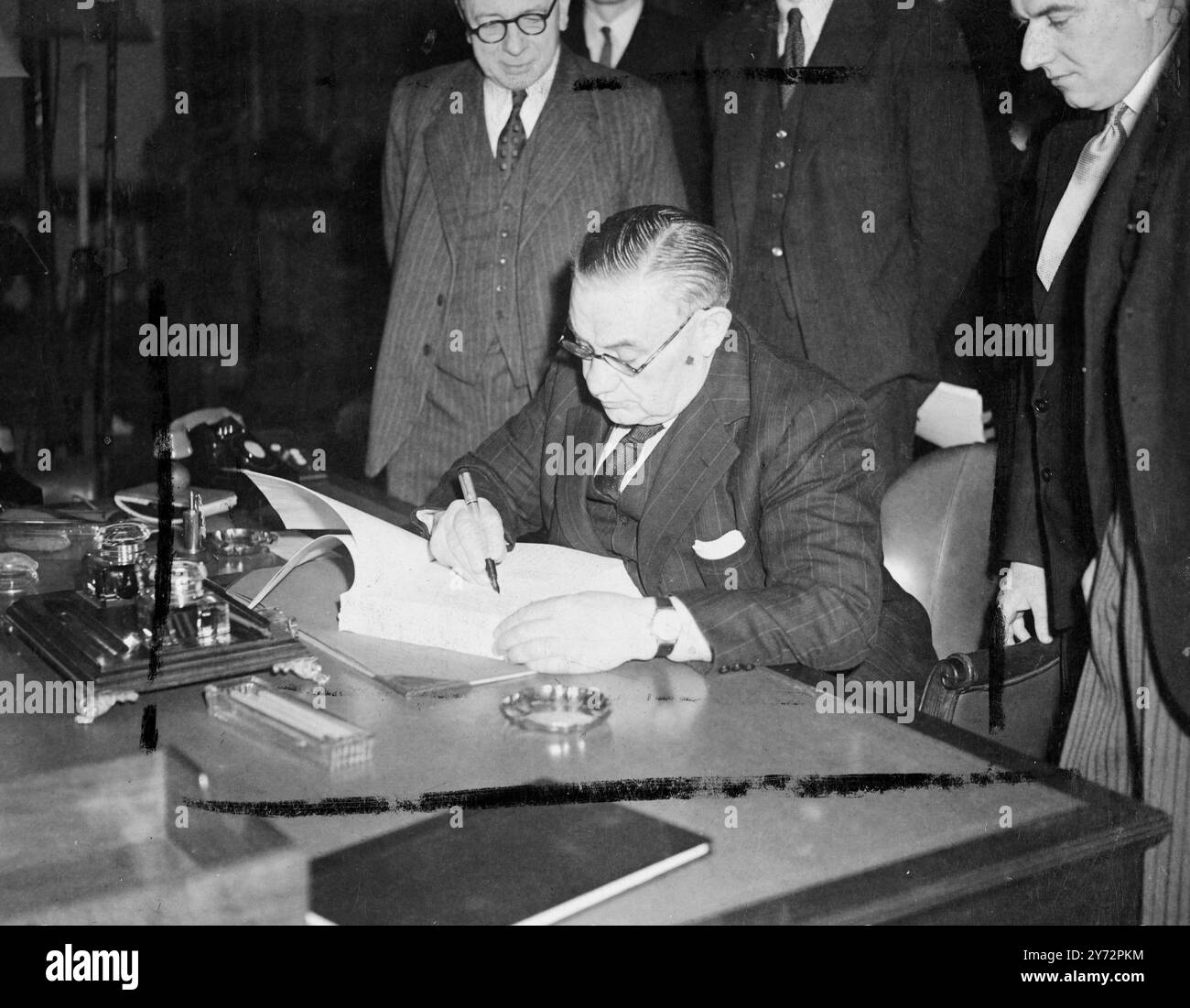 Il signor Bevin firma cinque trattati di pace. I trattati di pace che, una volta ratificati dal governo delle grandi potenze, porranno formalmente fine alle ostilità con Italia, Ungheria, Romania, Bulgaria e Finlandia, sono stati firmati questa mattina dal Ministro degli Esteri Ernest Bevin presso il Ministero degli Esteri di Londra (martedì). I documenti, sui quali il Consiglio dei ministri degli Esteri ha lavorato per 14 mesi, viaggiano per migliaia di chilometri in aereo nella direzione dei corrieri diplomatici. Sono già stati volati da Washington a Londra via Mosca e andranno a Parigi per la cerimonia ufficiale il prossimo Mond Foto Stock