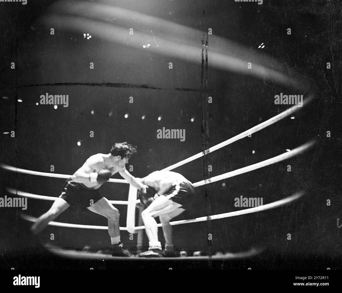 Mills sconfigge Quentenmeier al secondo turno. Freddie Mills, campione britannico dei pesi mediomassimi, ha eliminato il campione olandese dei pesi mediomassimi, Willi Quentenmeier, nel secondo round del loro concorso alla Royal Albert Hall di Londra, stasera, lunedì. Spettacoli fotografici, mulino Leeds con una sinistra al corpo durante la sua lotta con Willi Quentenmeier stasera, lunedì. 18 gennaio 1947 Foto Stock