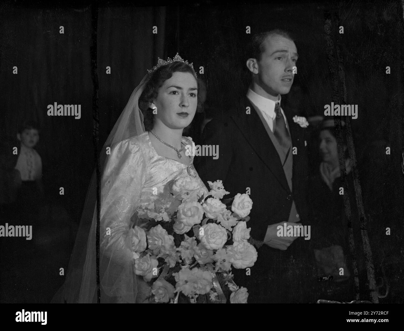 Sposa irlandese. Miss Grania Geraldine Kennedy: Di Bishopscourt, Straffan, Co Kildare, è stata sposata con il capitano Edward de Lerrisson Cazenove alla St Marks Church, North Audley Street, Londra, questo pomeriggio, giovedì. Spettacoli fotografici, la sposa e lo sposo che lasciano la chiesa di San Marco, North Audley Street, dopo il loro matrimonio, questo pomeriggio, giovedì 9 gennaio 1947 Foto Stock