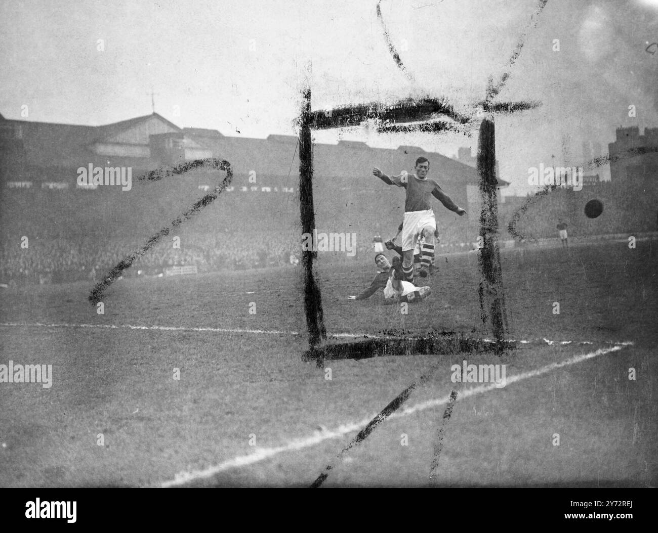 Chelsea era a casa del Liverpool allo Stamford Bridge, Londra, questo pomeriggio. L'immagine mostra: Stubbins, il centro di Liverpool davanti, in un tussle con Harris, metà centro Chelsea (a terra) durante lo Stamford Bridge Ground questo pomeriggio. 4 gennaio 1947 Foto Stock