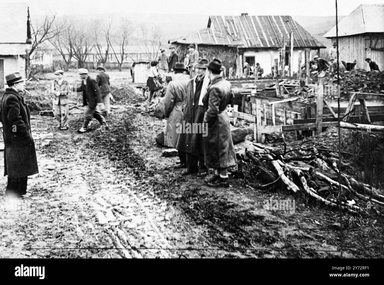 Vita in un tipico villaggio slovacco orientale. La famiglia di Michail Onufrah ha costruito la propria casa. 31 dicembre 1946 Foto Stock