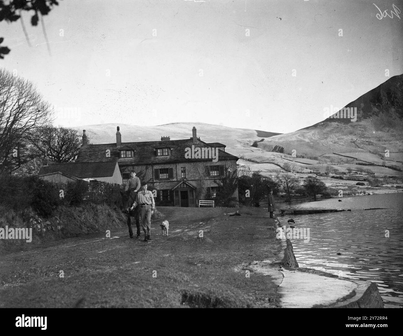 Preoccupazione per Ennerdale e il suo lago. Sono sorte polemiche sull'opposizione offerta da Friends of the Lake District a una proposta di innalzare il livello del lago Ennerdale, Cumberland, per garantire un'ulteriore fornitura idrica per scopi industriali e domestici. La critica si basa sul fatto che innalzare il livello dell'acqua inonderà i terreni agricoli e il famoso Anglers Inn, rovinando il paesaggio e sacrificando parte del parco nazionale all'industria. Ma la nuova industria che Courtaulds propose di creare a Sellafield, alla foce del fiume Ehen, volando da Ennerdale, avrà bisogno di 6.000.000 galloni Foto Stock