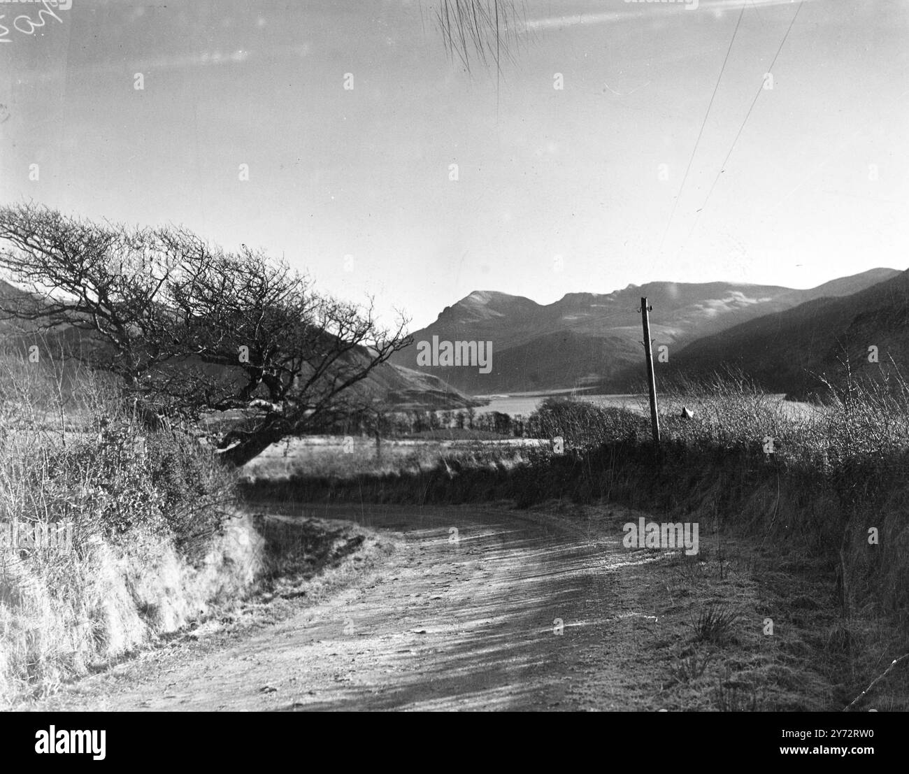 Preoccupazione per Ennerdale e il suo lago. Sono sorte polemiche sull'opposizione offerta da Friends of the Lake District a una proposta di innalzare il livello del lago Ennerdale, Cumberland, per garantire un'ulteriore fornitura idrica per scopi industriali e domestici. La critica si basa sul fatto che innalzare il livello dell'acqua inonderà i terreni agricoli e il famoso Anglers Inn, rovinando il paesaggio e sacrificando parte del parco nazionale all'industria. Ma la nuova industria che Courtaulds propose di creare a Sellafield, alla foce del fiume Ehen, volando da Ennerdale, avrà bisogno di 6.000.000 galloni Foto Stock