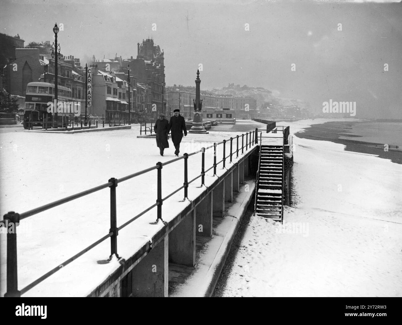 Il litorale e la parata di Hastings, nel Sussex fotografati dopo la prima nevicata dell'anno sulla costa meridionale. 16 dicembre 1946 Foto Stock